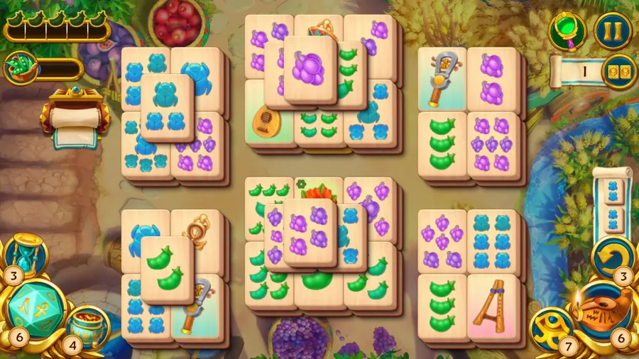 Tabellone di mahjong con tessere di uva, scarabei azzurri, baccelli e strumenti, e booster numerati ai lati